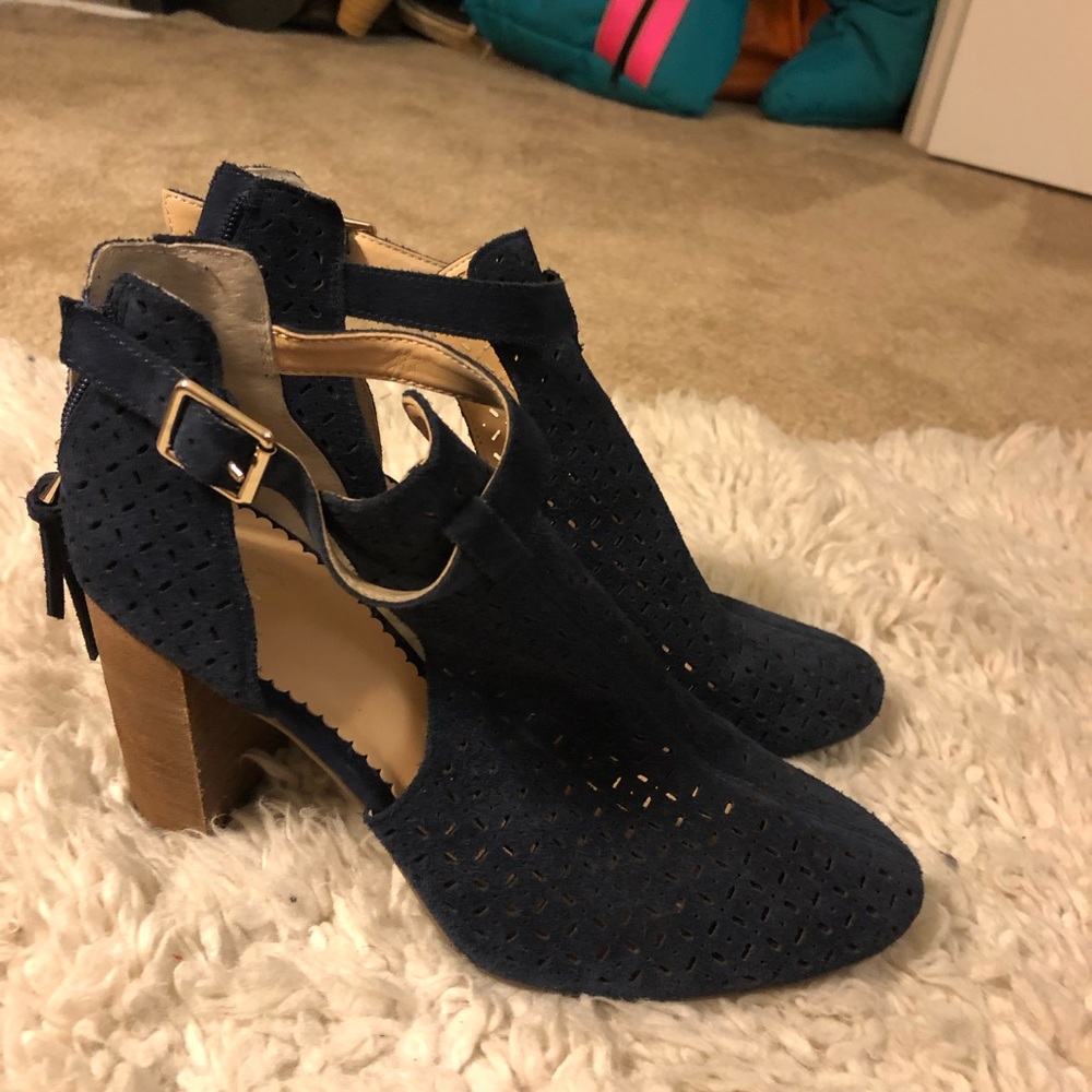Cut out navy blue heels